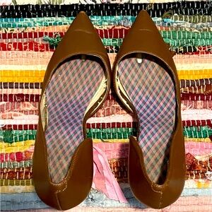 White House black market size 6 high heel. D’orsey in camel.